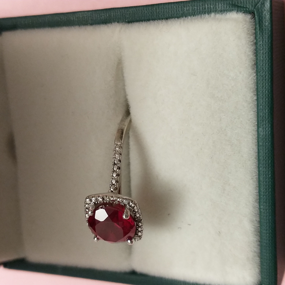 Beautiful deep red ruby cushion cut ring - Picture 2 of 8